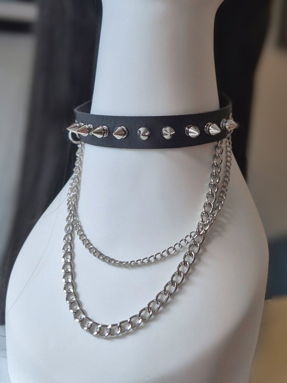 Fake leather choker with metal chains and small spikes